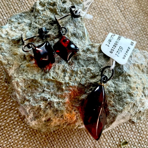 Amber pedant and earring set - Picture 2 of 7